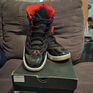 Nike Air Jordan Max Aura Size 7Y - University Red/Black